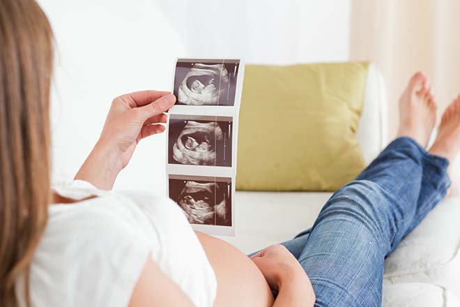 Mẹ bầu xem kết quả siêu âm