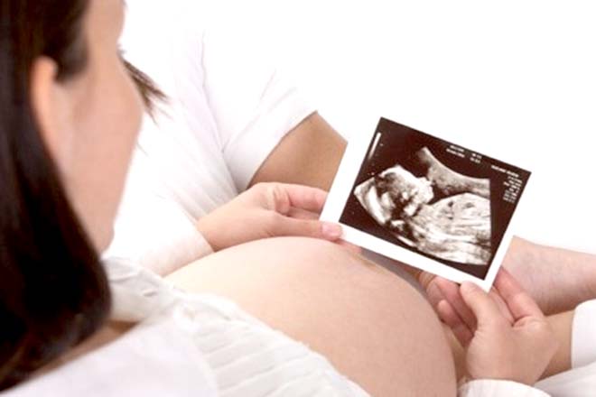 Mẹ xem kết quả siêu âm