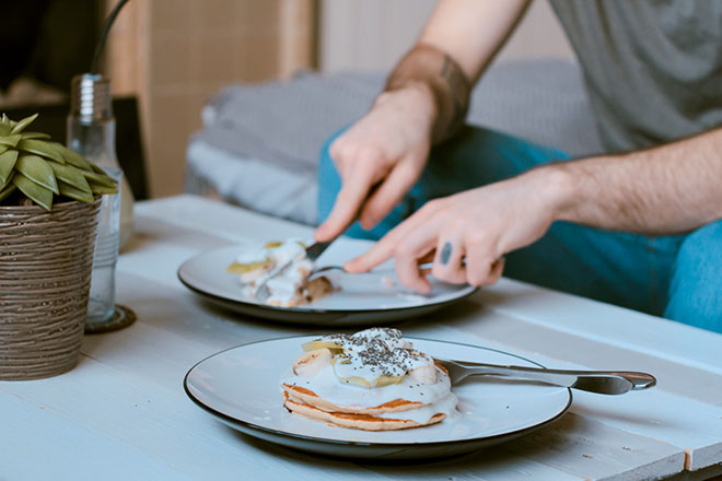 Đàn ông ăn pancake