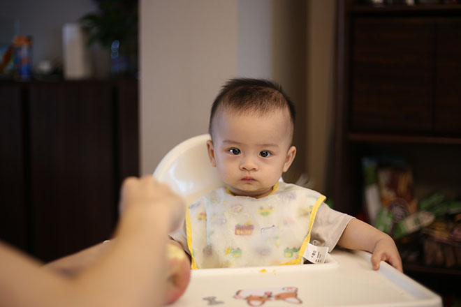 Bé ngồi nghiêm