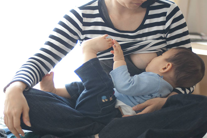 Bé bú mẹ