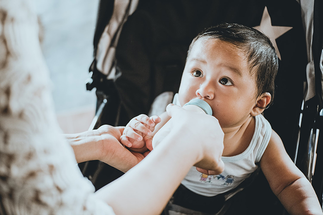 Cho bé uống nước