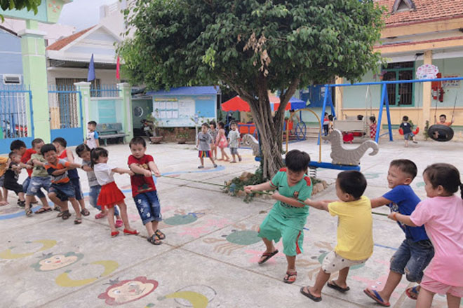 Trẻ chơi kéo co