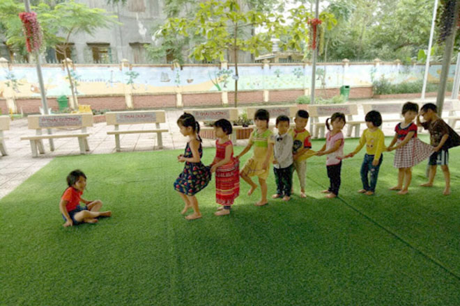 Trẻ đang chơi rồng rắn lên mây