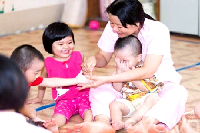 Trẻ chơi chi chi chành chành với người lớn