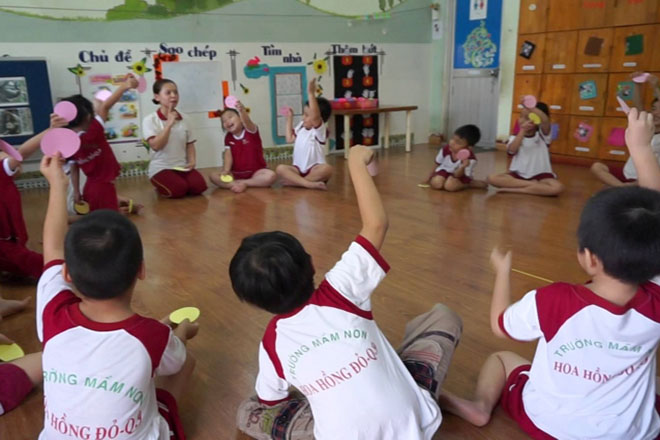 Trẻ ngồi vòng tròn
