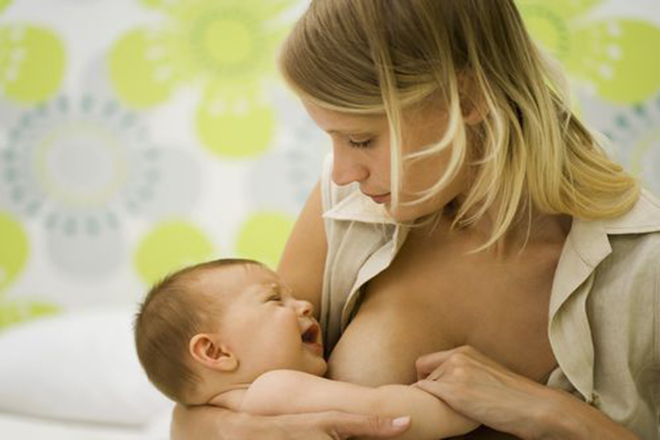 Mẹ nhìn em bé khóc