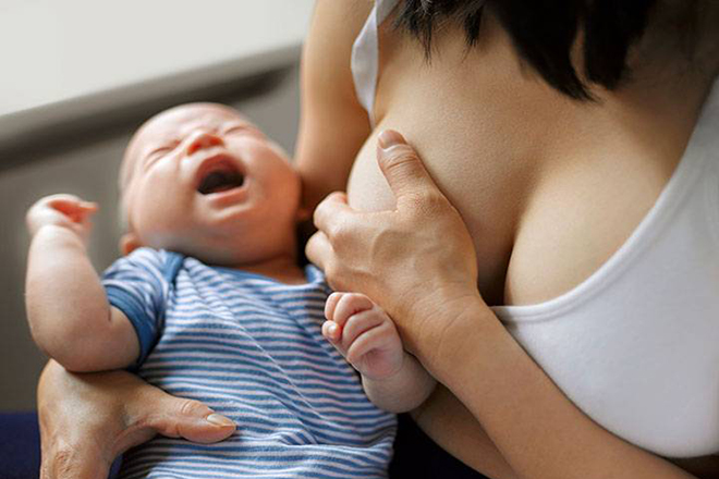 Bé khóc vì muốn được vỗ về