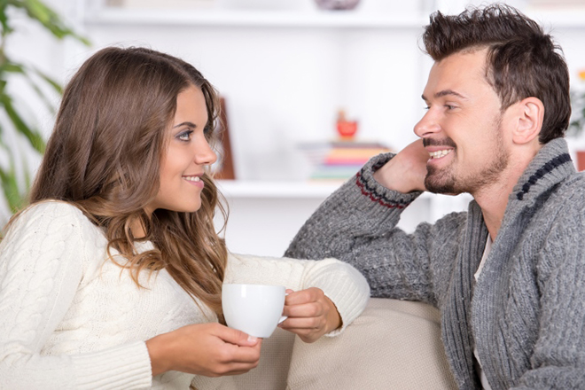 Vợ chồng trò chuyện vui vẻ