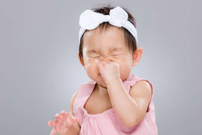 Bé gái nhăn mặt