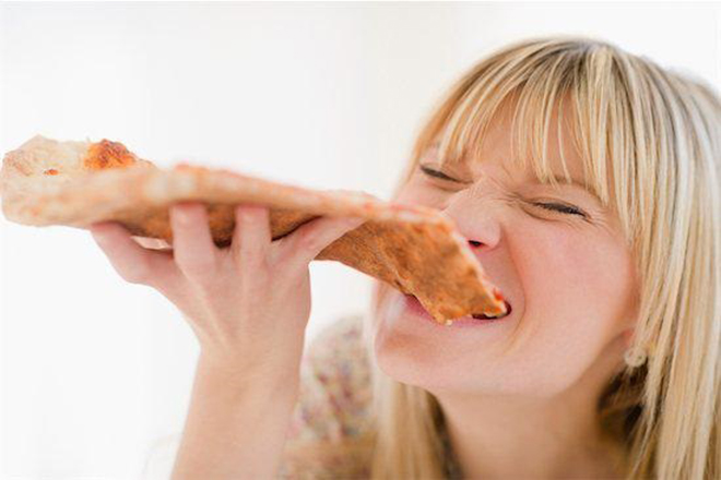 Phụ nữ ăn pizza