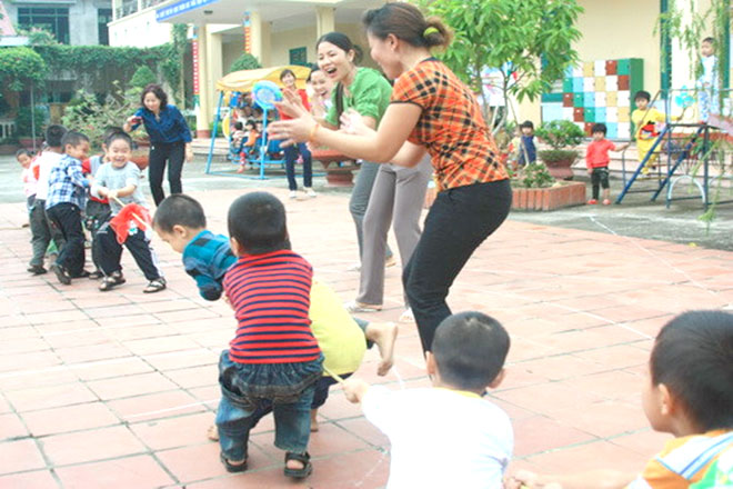 Trẻ kéo co