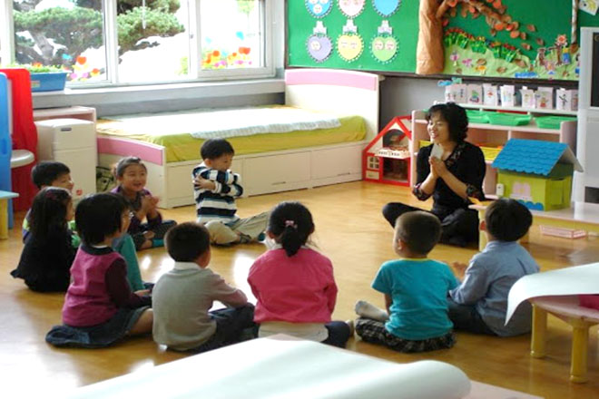 Cô giáo đang hướng dẫn các bé