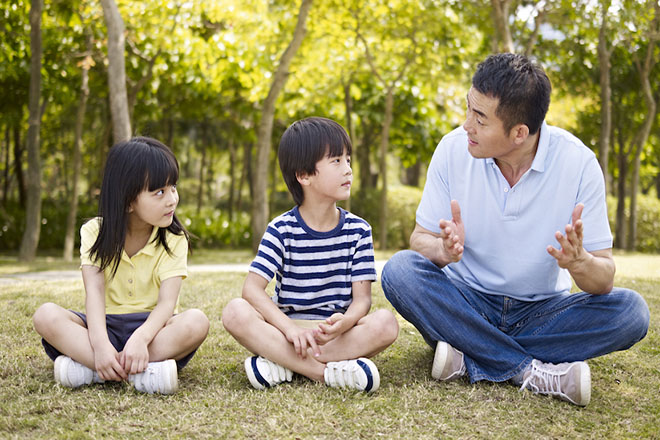 Bố nói chuyện với trẻ