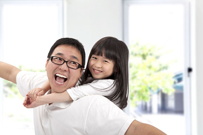 Bố và bé chơi vui