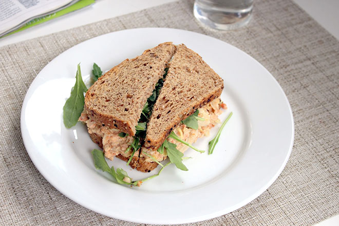Bữa sáng với bánh mì ngũ cốc