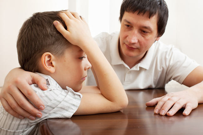 Bố nói chuyện với bé trai