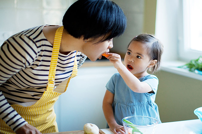 Bé nấu ăn cùng mẹ