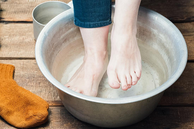 Ngâm chân với nước giấm