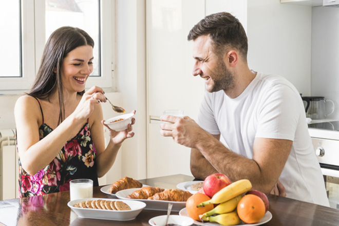 Cặp đôi ăn uống vui vẻ