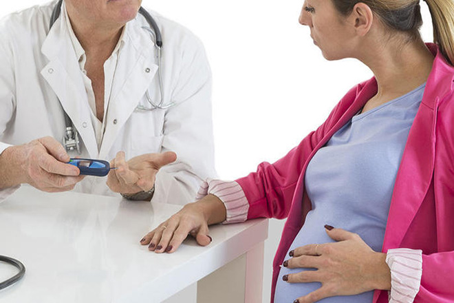 Bà bầu nói chuyện với bác sỹ