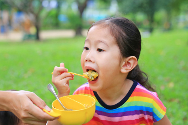 Cơm chiên là món ăn khoái khẩu của các bé