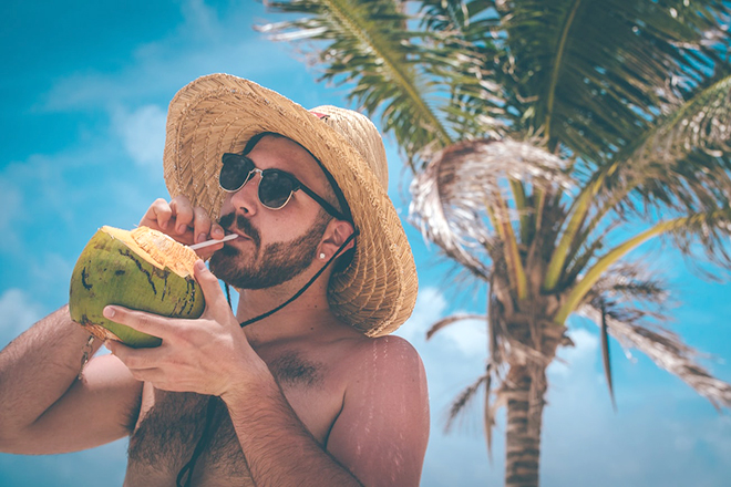 Người đàn ông uống nước dừa