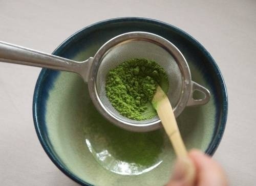 Sau khi xay nát lá trà khô, bạn dùng rây lọc lại khoảng 2 lần để thu được dạng bột mịn nhất