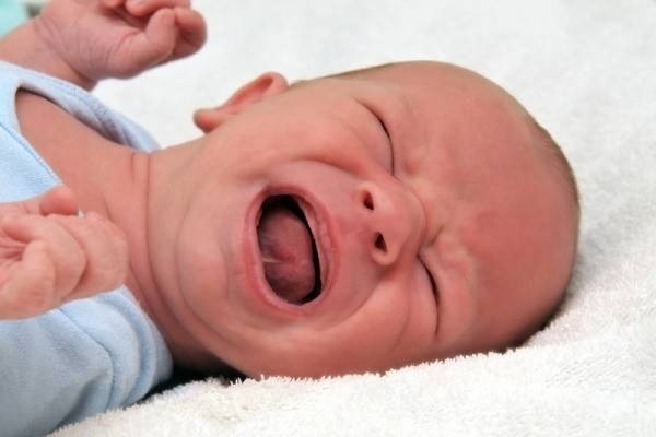 Mẹo hay giúp trẻ sơ sinh hết rướn mình, vặn mình khi ngủ