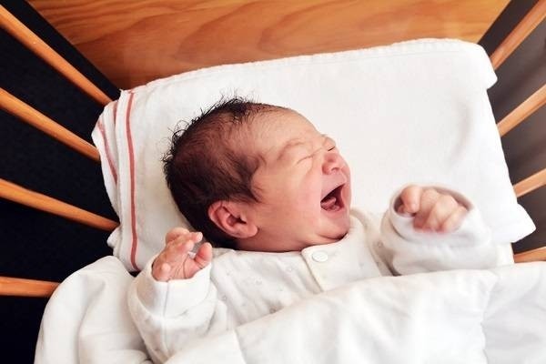 Vì sao trẻ sơ sinh hay quấy khóc không chịu ngủ?