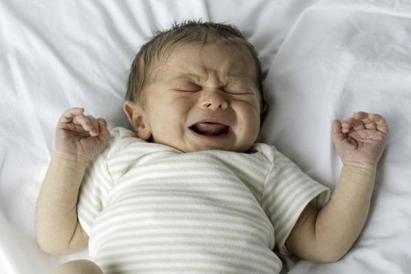 Vì sao trẻ sơ sinh hay quấy khóc không chịu ngủ?