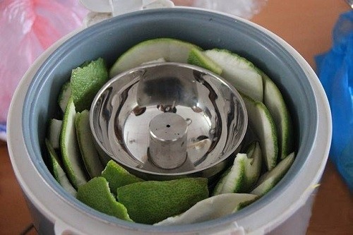 cach-lam-tinh-dau-buoi-tu-dun-lanh