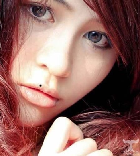 Nốt ruồi khai vận mọc ở môi trên