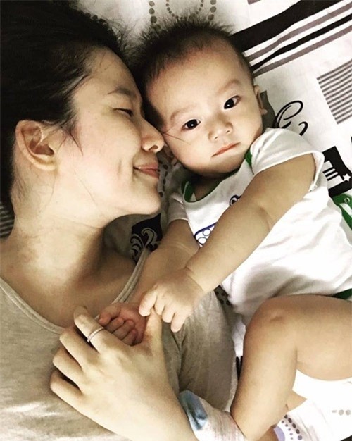Bà mẹ trẻ hạnh phúc bên con trai đầu lòng.