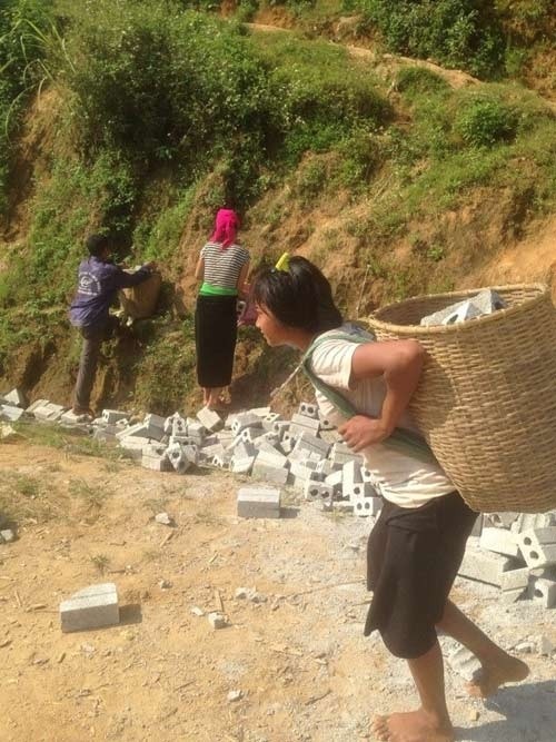 hoc-sinh-o-dien-bien-xep-hang-chuyen-gach-xay-dung-truong-14580468_10155358427929966_689340559_n.jpg