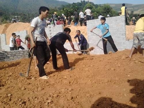 hoc-sinh-o-dien-bien-xep-hang-chuyen-gach-xay-dung-truong-1.jpg