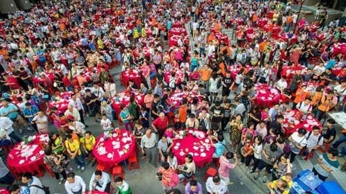 choang-voi-dai-tiec-1500-mam-mung-tan-gia-trai-dai-ca-khu-pho-3.jpg