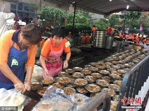 choang-voi-dai-tiec-1500-mam-mung-tan-gia-trai-dai-ca-khu-pho-5.jpg