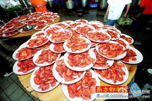 choang-voi-dai-tiec-1500-mam-mung-tan-gia-trai-dai-ca-khu-pho-7.jpg