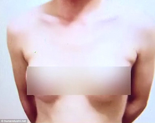 nam thanh nien chi 130 trieu nang nguc cho giong phu nu de de xin viec 1.jpg