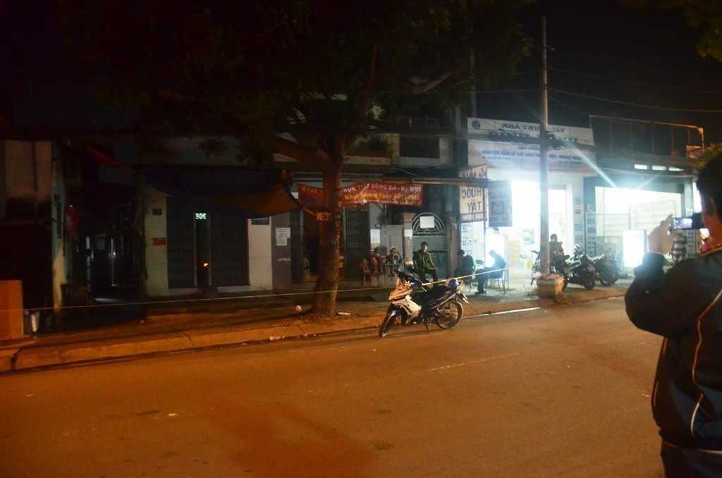 dang noi chuyen trong quan ca phe nam thanh nien bi dam guc 2.jpg