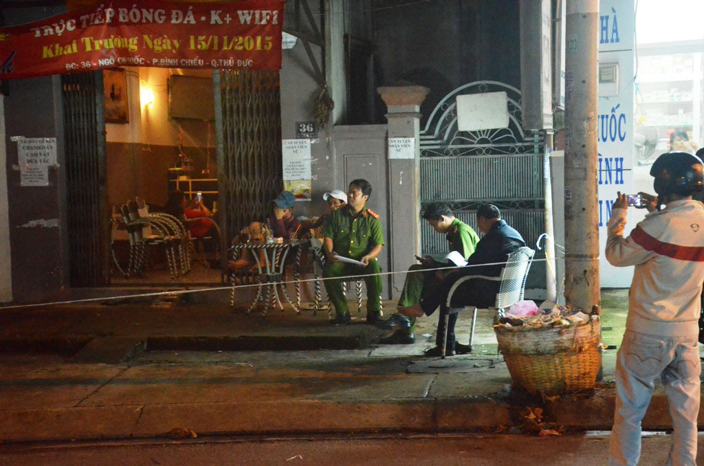 dang noi chuyen trong quan ca phe nam thanh nien bi dam guc 3.jpg