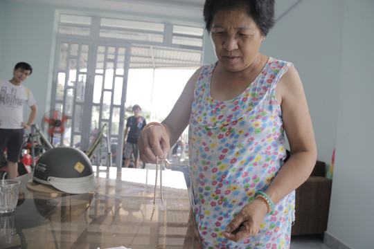 dang ngu cung chong bi cuop xong vao giat day chuyen 1.jpg