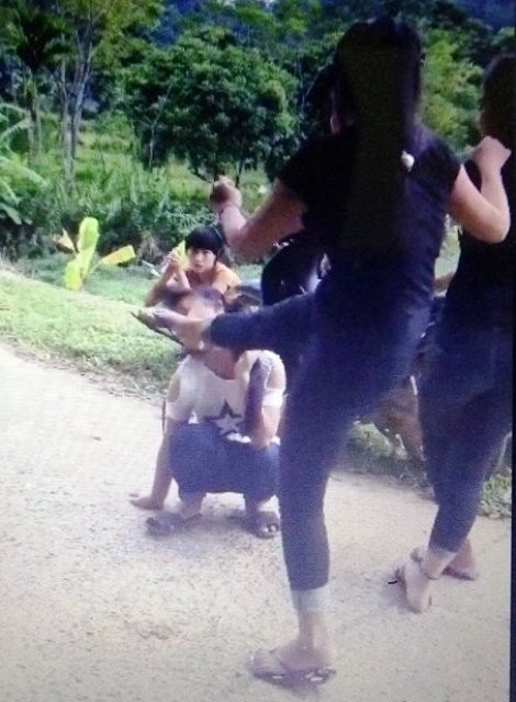 xuat-hien-clip-co-gai-tre-bi-tat-da-bat-tinh-tai-cho-6.jpg