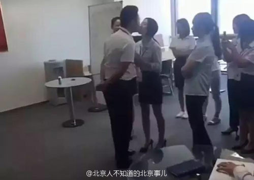noi quy gay soc nhan vien nu dung xep hang cho sep hon moi sang 5.jpg