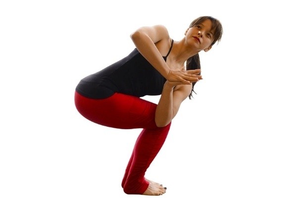yoga-giam-mo-bung-chair-twisted-pose
