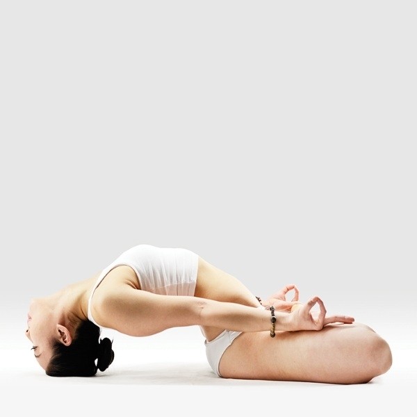 yoga-giam-mo-bung-half-fish-pose
