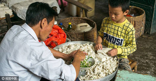 cau be 8 tuoi lam 10000 chiec banh mot ngay de giup do gia dinh child_dumpling_leadimg 1 .jpg