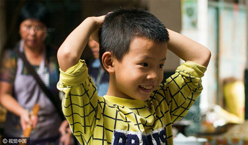 cau be 8 tuoi lam 10000 chiec banh mot ngay de giup do gia dinh child_dumpling_1.jpg
