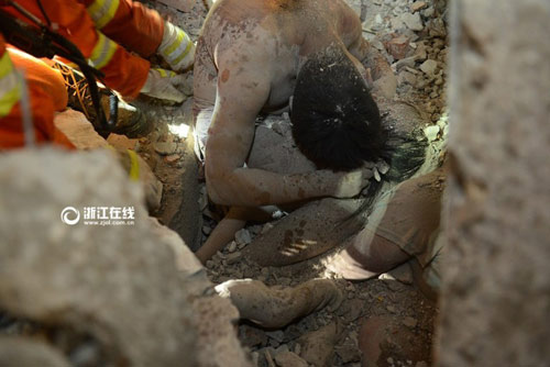 ua nuoc mat canh bo me dung than xac che chan cho con gai trong vu sap nha 5.jpg